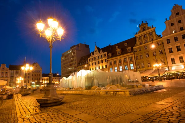 Fantastische stad landschap met een lantaarn en fontein op de medie — Stockfoto