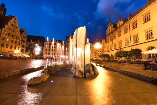 Fabuloso paisaje de la ciudad con fuente en el mercado medieval squ — Foto de Stock