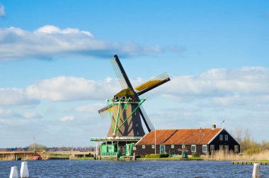 Gölet ve yel değirmenleri gökyüzüne karşı Zaanse Schans'a, Hollanda, Avrupa'nın büyüleyici manzara 