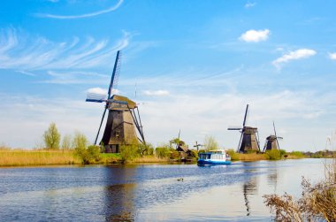 Yel değirmenleri ve Kin Nehri üzerinde tekne büyüleyici manzara resmi