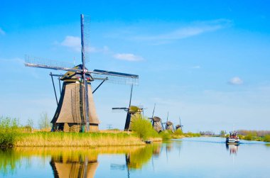 Yel değirmenleri ve Kinde Nehri üzerinde tekne ile büyüleyici manzara