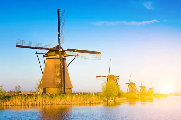 Imagem mágica de moinhos de vento no rio ao amanhecer em Kinderdijk, N — Fotografia de Stock