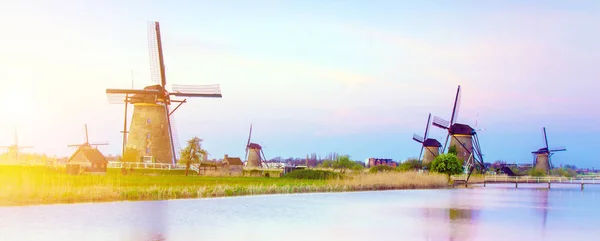 Magia obrazu wiatraków na rzeki o świcie w Kinderdijk, N — Zdjęcie stockowe