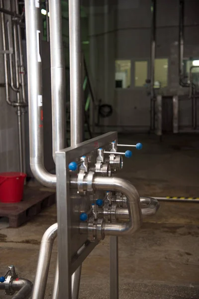 Rohre und Hebel an Milchproduktionsfabrik — Stockfoto