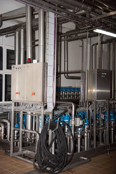 Geräte liefern Milch für die Fabrikmilch. — Stockfoto