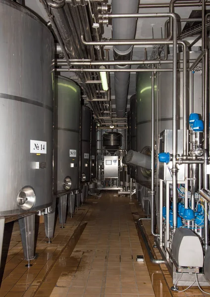 Produktion verkstad på moderna fabrik för produktion av mjölk — Stockfoto