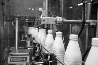 Beyaz plastik süt şişe konveyör üzerine modern süt pla