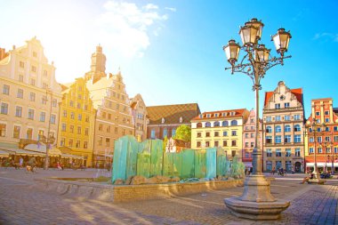 Wroclaw, Polonya - 10 Mayıs: fener ve Çeşme Ortaçağ m