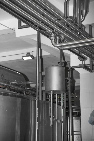 Ausrüstung auf der Fabrikmilch (schwarz-weiß)) — Stockfoto