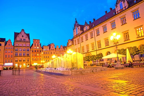 Fantastisk stad landskap med fontänen på den medeltida marknaden squ — Stockfoto
