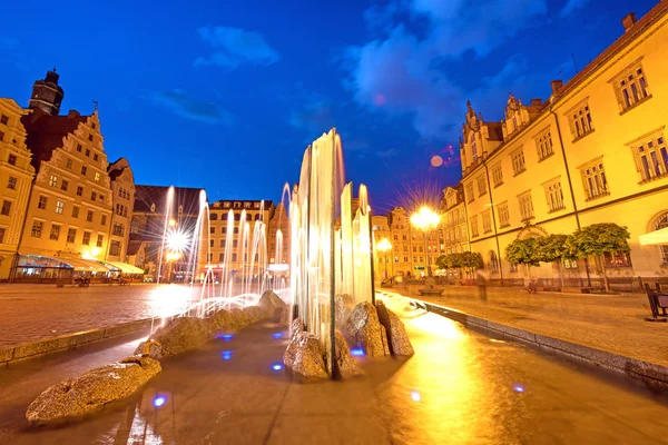 Fantastisk stad landskap med fontänen på den medeltida marknaden squ — Stockfoto