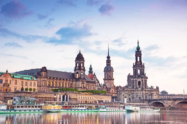 The picturesque view of old Dresden over the river Elbe in eveni — Stock Photo, Image