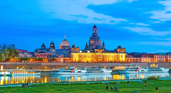 Ismarlayarak eski Dresden nehir Elbe üzerinde 