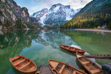 Fanes-Sennes gölde tekne ile büyülü sonbahar manzara-