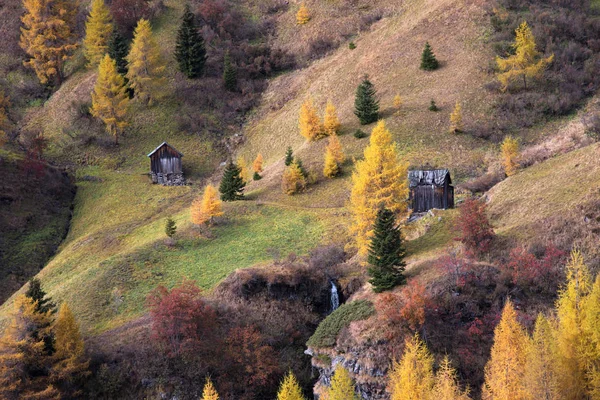 Mystische Herbstlandschaft mit Wasserfällen im Wald in Dolomi — Stockfoto