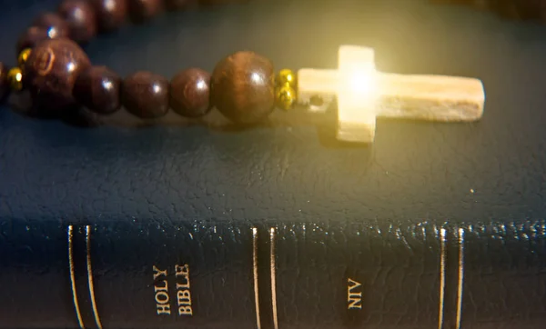 Trä Rosenkransen Bibeln Med Ett Kors Som Utstrålar Ljus — Stockfoto