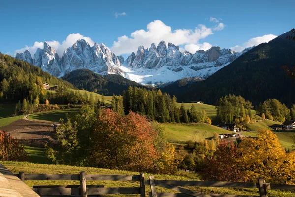 Bellissimo paesaggio meditativo autunnale rilassante nelle Dolomiti, Ita — Foto Stock