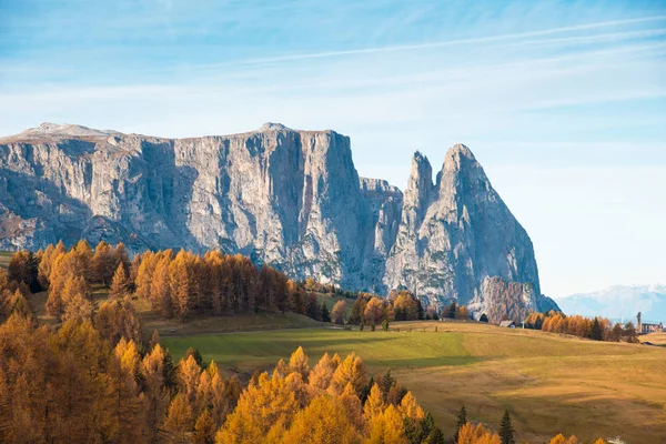 Όμορφο φθινοπωρινό τοπίο σε Alpe di Siusi, Ιταλία, Dolomiti. — Φωτογραφία Αρχείου