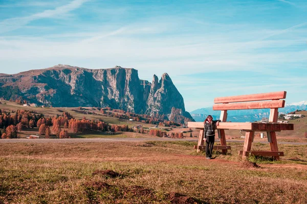 Alpe di Siusi, Italië - 18 oktober: vrouw staat in de buurt van een gia — Stockfoto