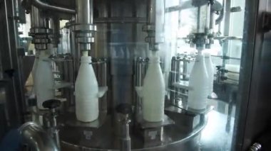 Süt süt fabrikasında şişeleme işlemi