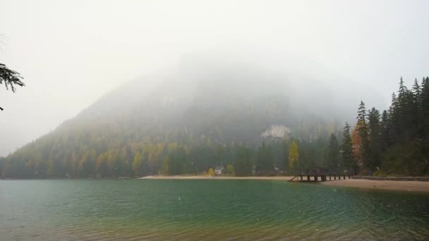 Úžasný podzimní krajina kouzelné víly v dešti na jezeře na přírodní park Fanes-Sennes-Braies v Dolomitech v Jižním Tyrolsku, Alpy, Itálie, Evropa. — Stock video