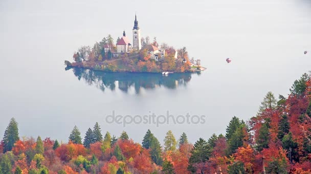 Bela paisagem com barcos que cuspem no lago em Bled, Eslovênia, Europa — Vídeo de Stock