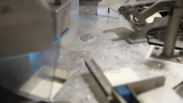 Αυτόματη μηχανή συσκευασίας βουτύρου στο εργοστάσιο γαλακτοκομικών προϊόντων — Αρχείο Βίντεο