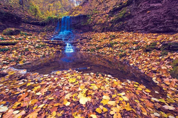 Uma paisagem mágica com uma cachoeira na floresta de outono (harmo — Fotografia de Stock