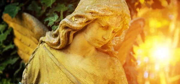 De afbeelding van een engel in een gouden gloed. Symbool van de liefde, invisib — Stockfoto