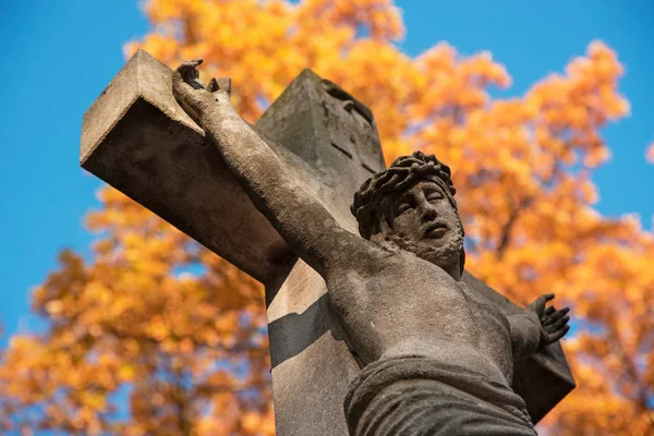 Crocifissione di Gesù Cristo su una croce di pietra sullo sfondo o — Foto Stock