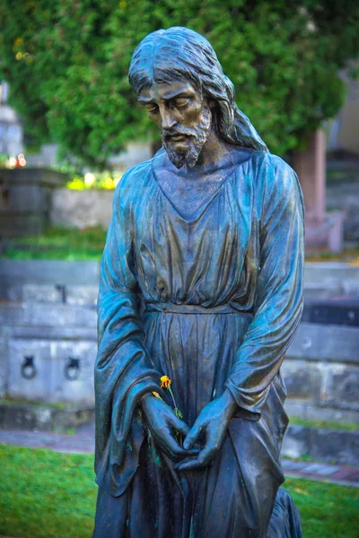 De figuur van de trieste Jezus Christus geknield, bidden, als een symbo — Stockfoto