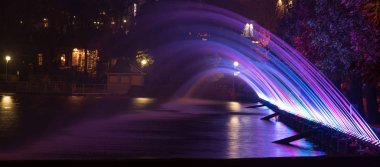 Güzel büyülü soyut desen renkli jet çeşmenin üzerinde 