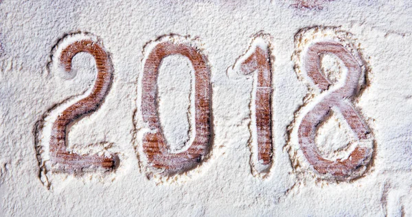 Inscrição 2018 em uma placa de farinha (fundo de Ano Novo - conceito — Fotografia de Stock