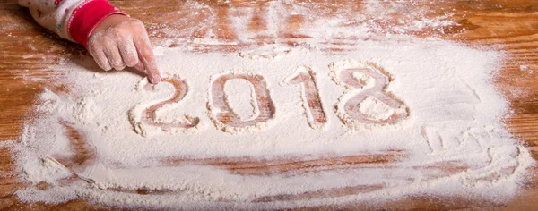 (新しいがた小麦粉のボード上の子供の手で碑文 2018 — ストック写真