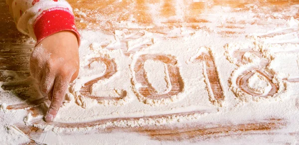 2018 napis ręką dla dzieci na pokładzie mąki (nowe wy — Zdjęcie stockowe