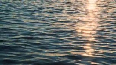 Dinlenme ve dalgalar deniz ve güneş su üzerinde gürültü ile meditasyon için arka plan.