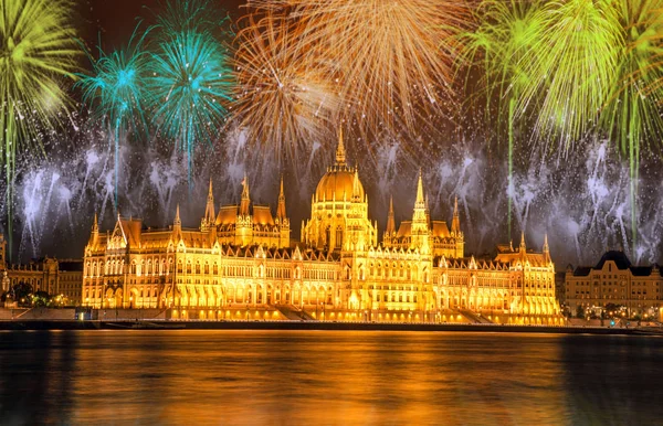 Mooie heldere kleurrijke stad landschap met het Parlement in Buda — Stockfoto