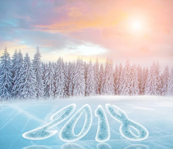 Un hermoso paisaje de invierno con un lago tumbado en el hielo y sn —  Fotos de Stock