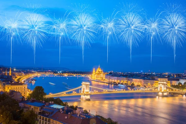 Mooie levendige kleurrijke stad landschap in Boedapest, Hongarije-o — Stockfoto