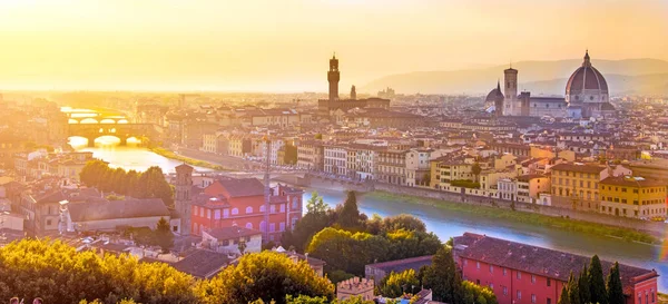 Een fantastisch panoramisch uitzicht over Florence van Michelangelo plein een — Stockfoto
