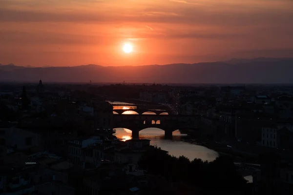 Slavné mosty přes řeku Arno ve Florencii, v da — Stock fotografie