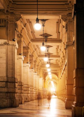 Işıklar ile aydınlatılmış bir ortaçağ kemer siluetleri mistik soyut görünümü