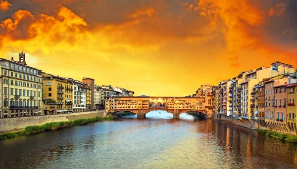 Uitzicht op de mooie stad met de beroemde middeleeuwse steen brug Ponte — Stockfoto