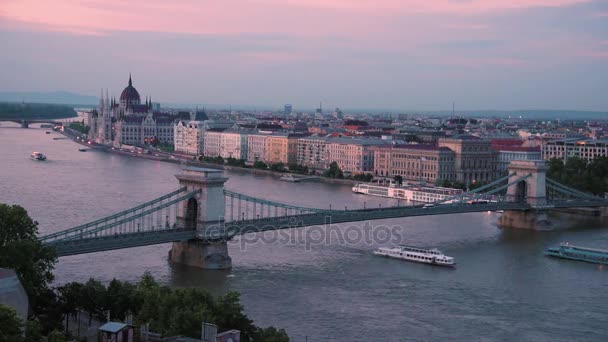 美丽的风景与小船漂浮在多瑙河在布达佩斯 匈牙利 — 图库视频影像