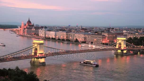 Gyönyörű táj, a hajóval a Dunán, Budapesten, Magyarországon.