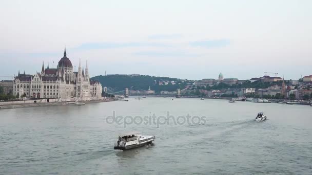 Красиві Пейзажі Човни Плаваючих Дунаю Будапешті Угорщина — стокове відео