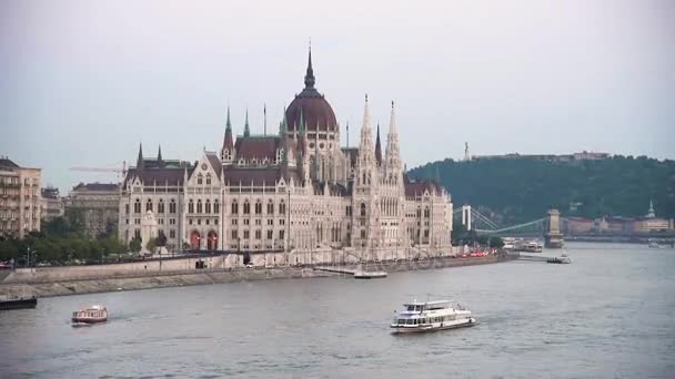 Beautiful Scenery Boats Floating Danube Budapest Hungary — Stock Video