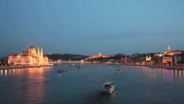 Tampilan Yang Indah Dari Parlemen Dan Jembatan Atas Donau Budapest — Stok Video
