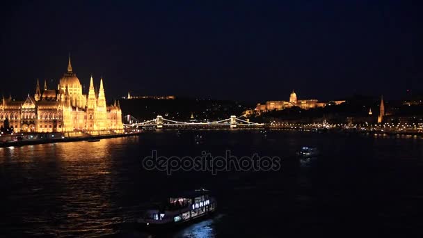 Malebný pohled parlamentu a most přes Dunaj v Budapešti, Maďarsko, Evropě večer na světlo lampy