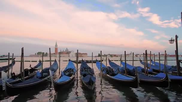 Bela Paisagem Mágica Com Gôndolas Ondas Grande Canal Fundo Igreja — Vídeo de Stock